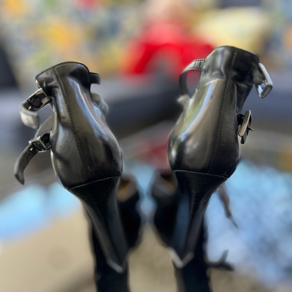 Classic Black Stiletto Heels with Pointed Toe - Picture 4 of 5